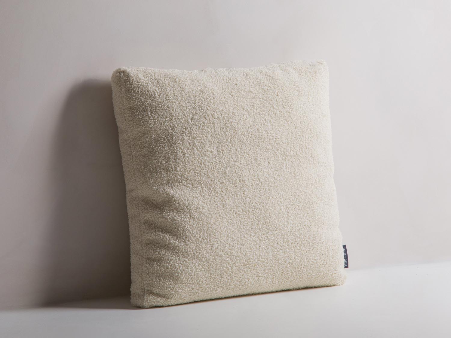 Elegantes Mono Pillow in sanftem Beige von Micadoni, ideal für stilvolle Wohnräume und gemütliche Akzente. Perfekt für jedes Sofa oder Bett.
