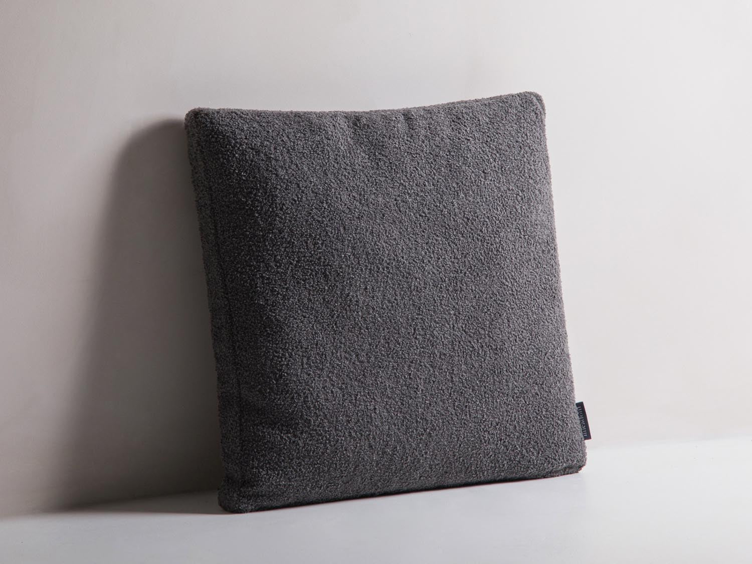Mono Pillow  in Grey präsentiert im Onlineshop von KAQTU Design AG. Deko Kissen ist von Micadoni