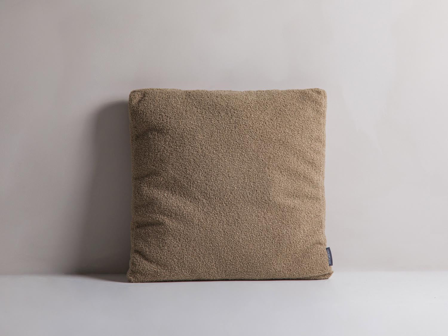Mono Pillow  in Straw präsentiert im Onlineshop von KAQTU Design AG. Deko Kissen ist von Micadoni