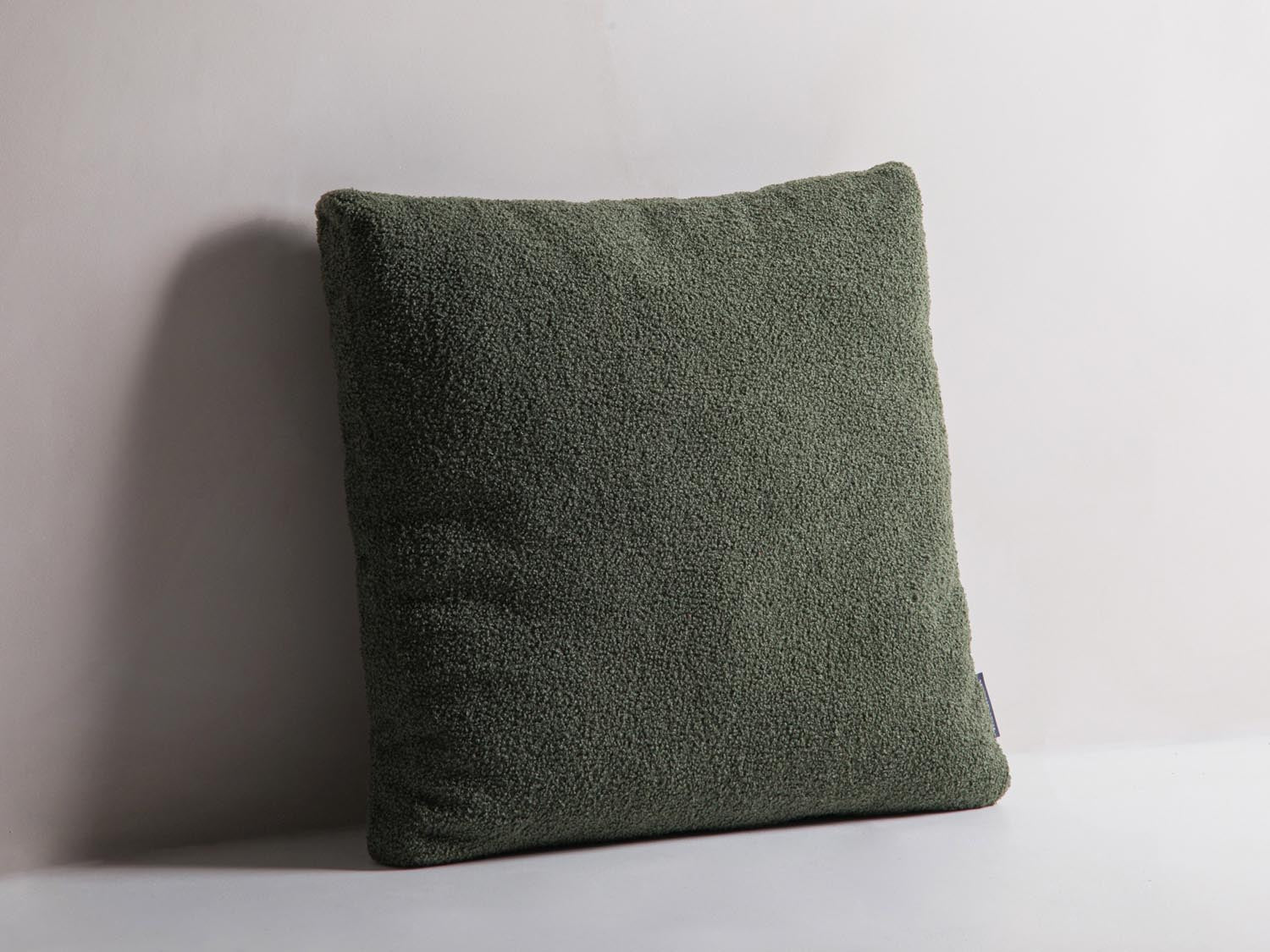 Mono Pillow  in Azure präsentiert im Onlineshop von KAQTU Design AG. Deko Kissen ist von Micadoni