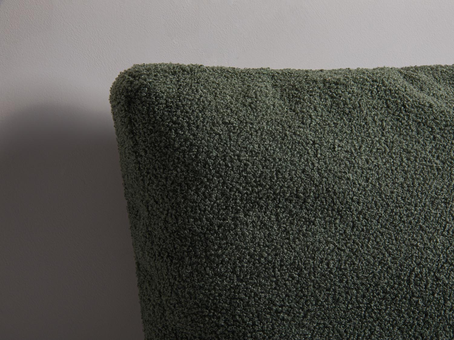 Mono Pillow  in Azure präsentiert im Onlineshop von KAQTU Design AG. Deko Kissen ist von Micadoni