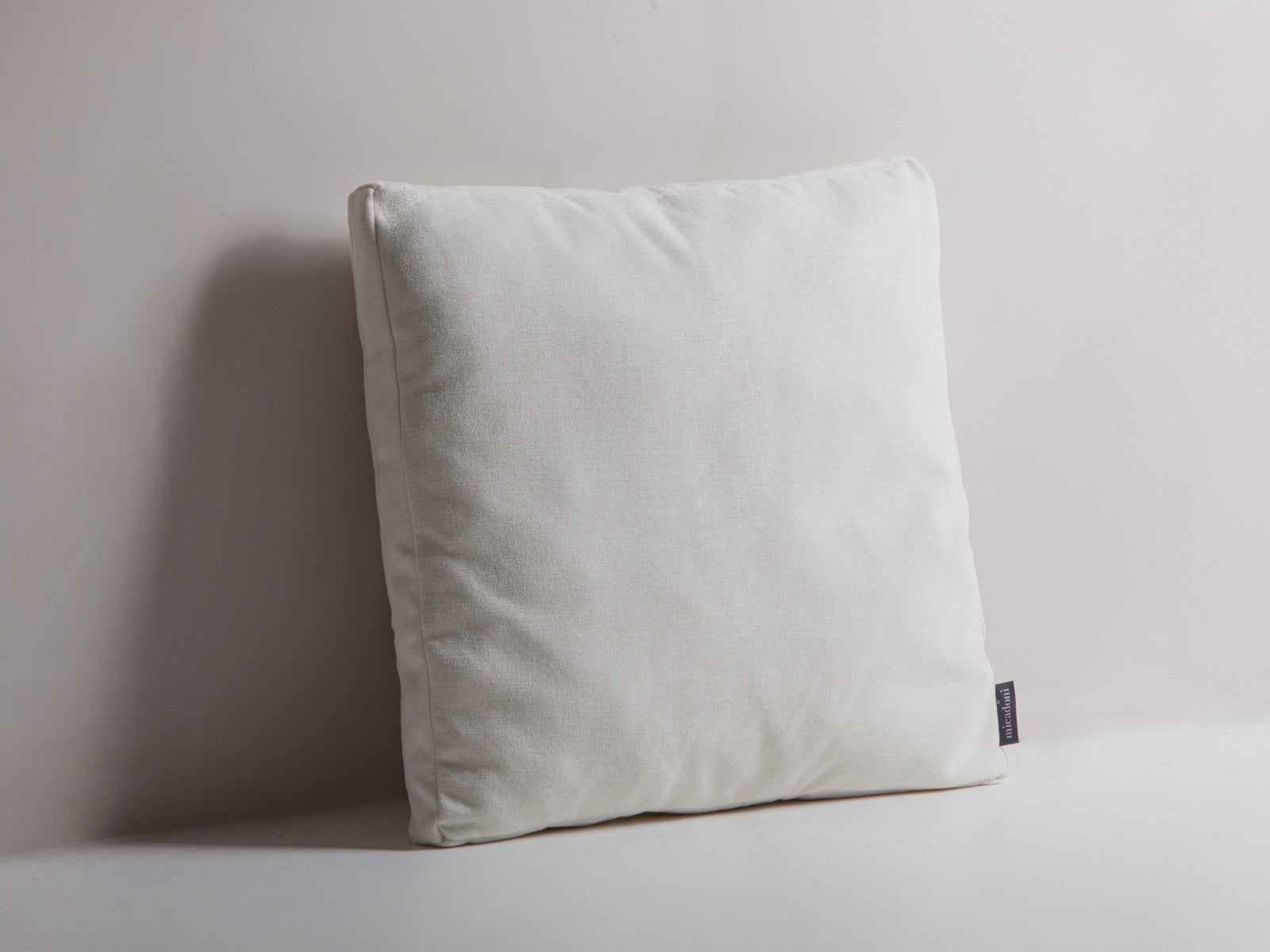 Elegantes Mono Pillow in sanftem Ivory-Wind, ideal für stilvolle Wohnräume. Hochwertiges Deko Kissen von Micadoni für gemütliche Akzente.