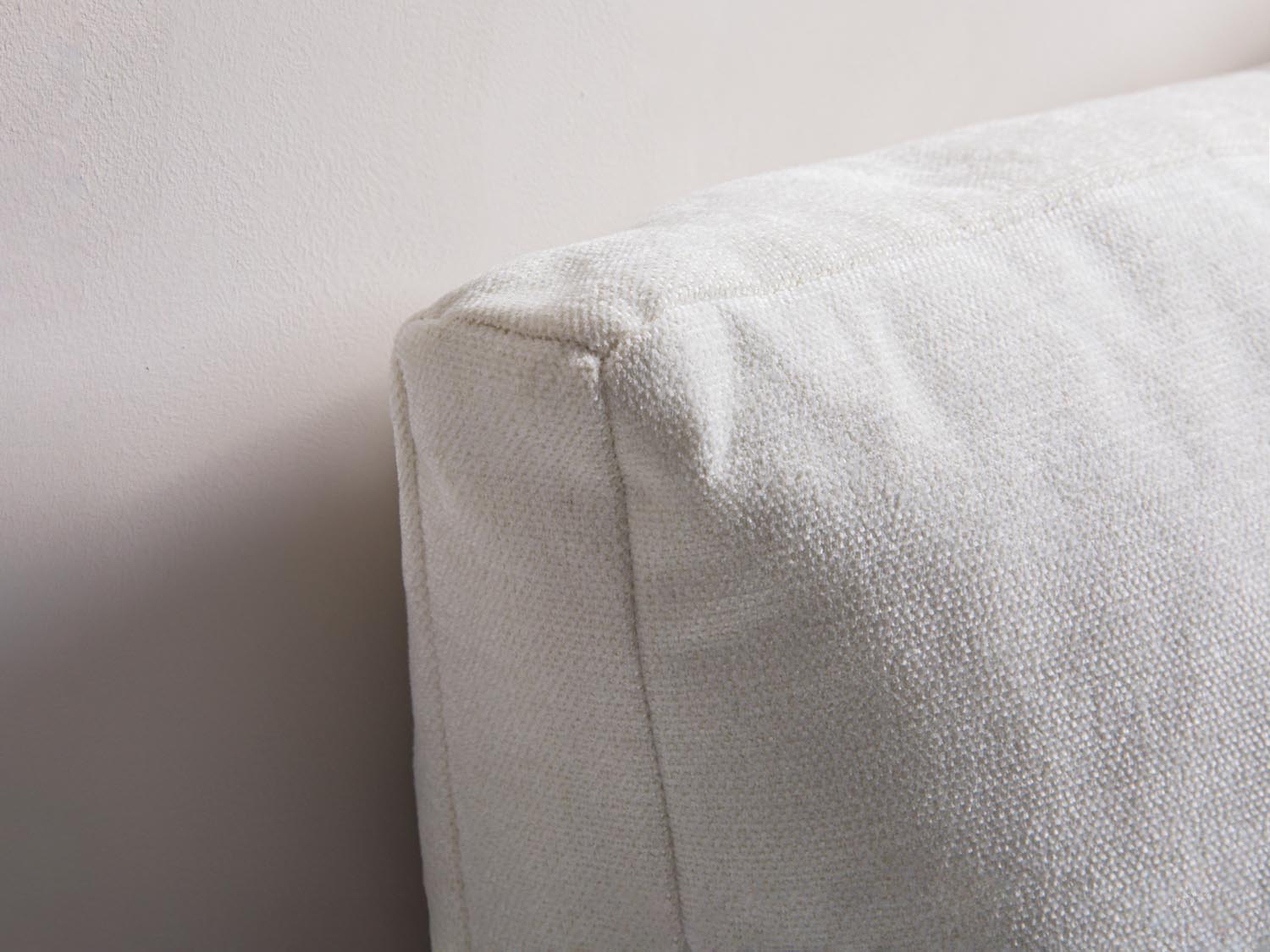 Stilvolles Mono Pillow in zartem Ivory-Ton, perfekt für moderne Inneneinrichtungen. Hochwertiges Kissen von Micadoni für einladende Akzente.