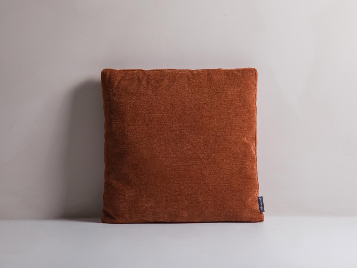 Mono Pillow  in Brick präsentiert im Onlineshop von KAQTU Design AG. Deko Kissen ist von Micadoni