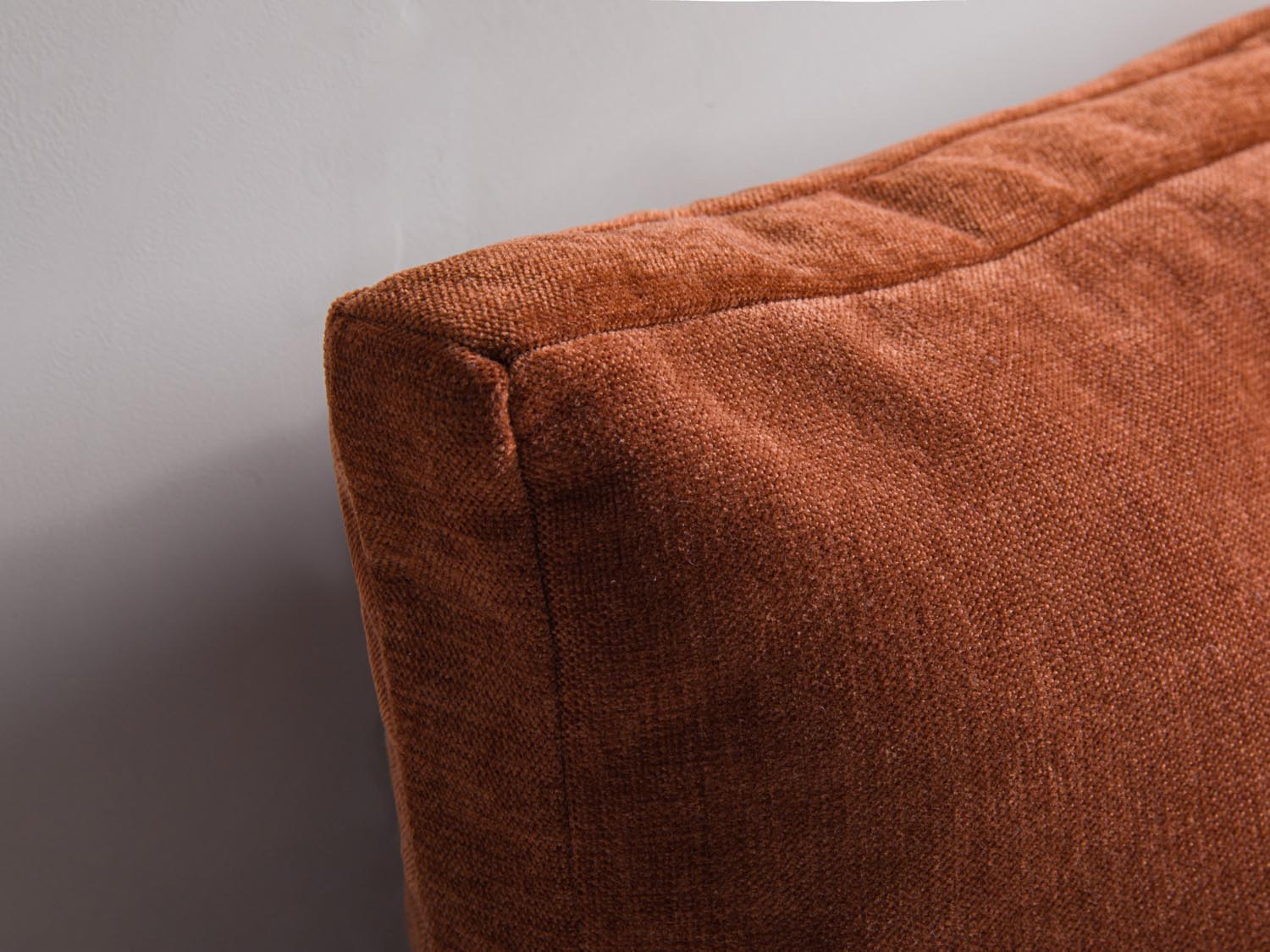 Elegantes Mono Pillow in einem warmen Ziegelrot, das jedem Raum einen modernen Akzent verleiht. Ideal für stilvolle Wohnideen und gemütliche Sofas.