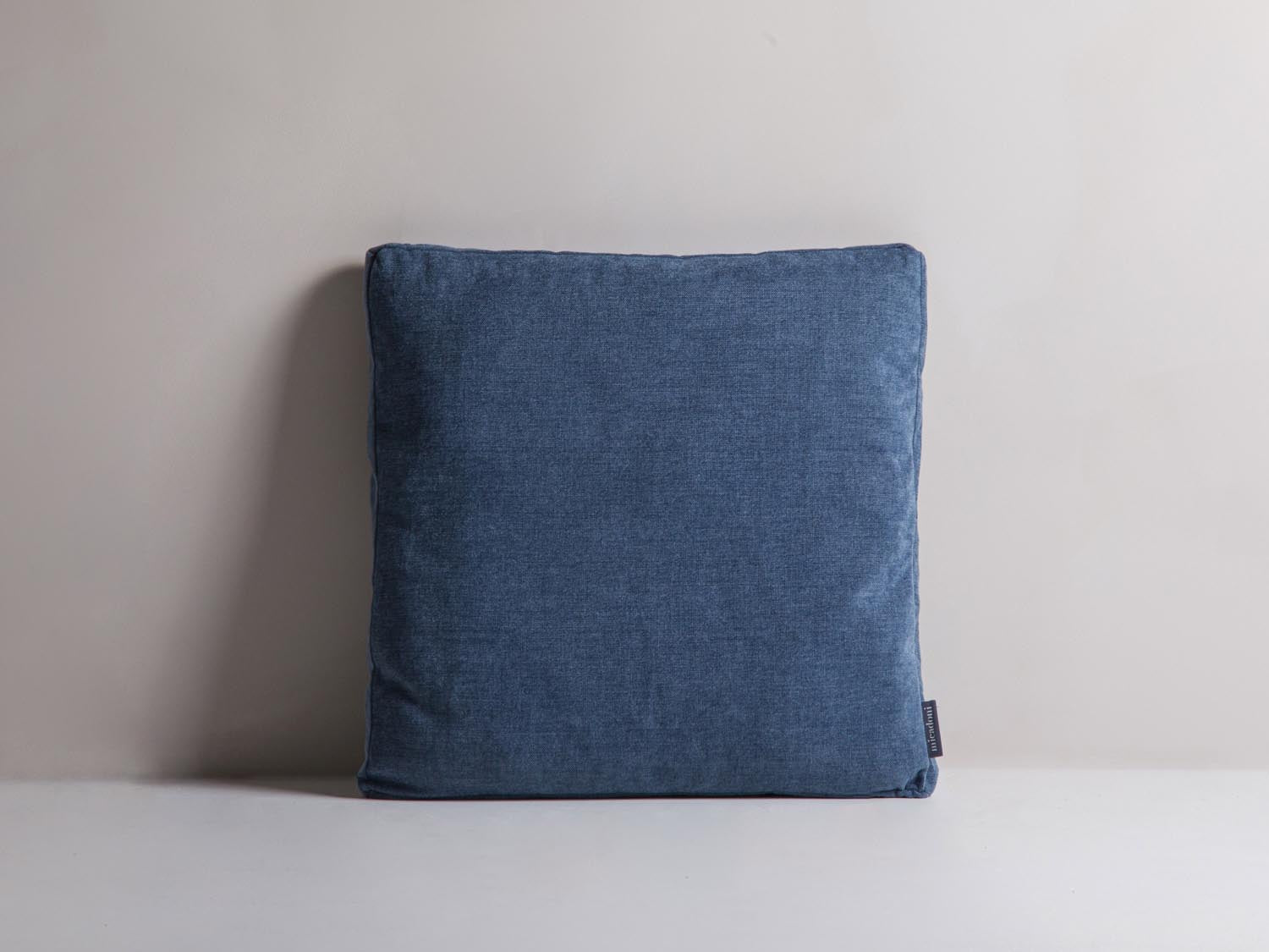 Mono Pillow  in Blue Jeans präsentiert im Onlineshop von KAQTU Design AG. Deko Kissen ist von Micadoni