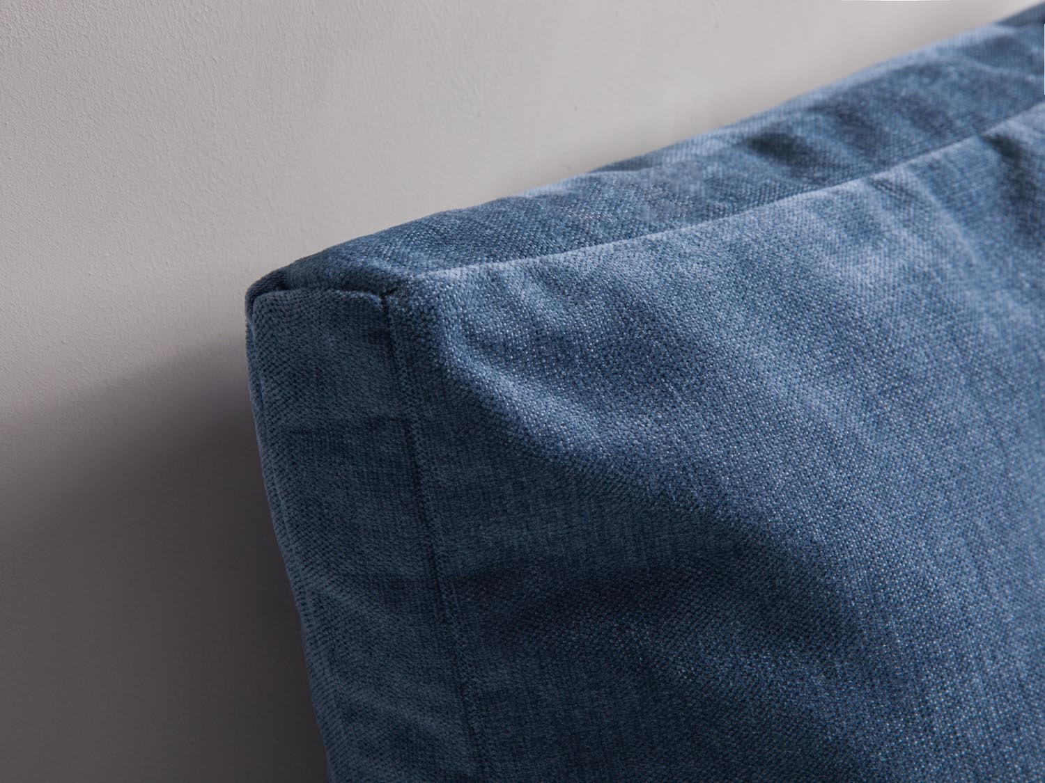 Elegantes Mono Pillow in Blue Jeans-Wind von Micadoni, das jedem Raum einen modernen Akzent verleiht. Ideal für stilvolle Dekoration.