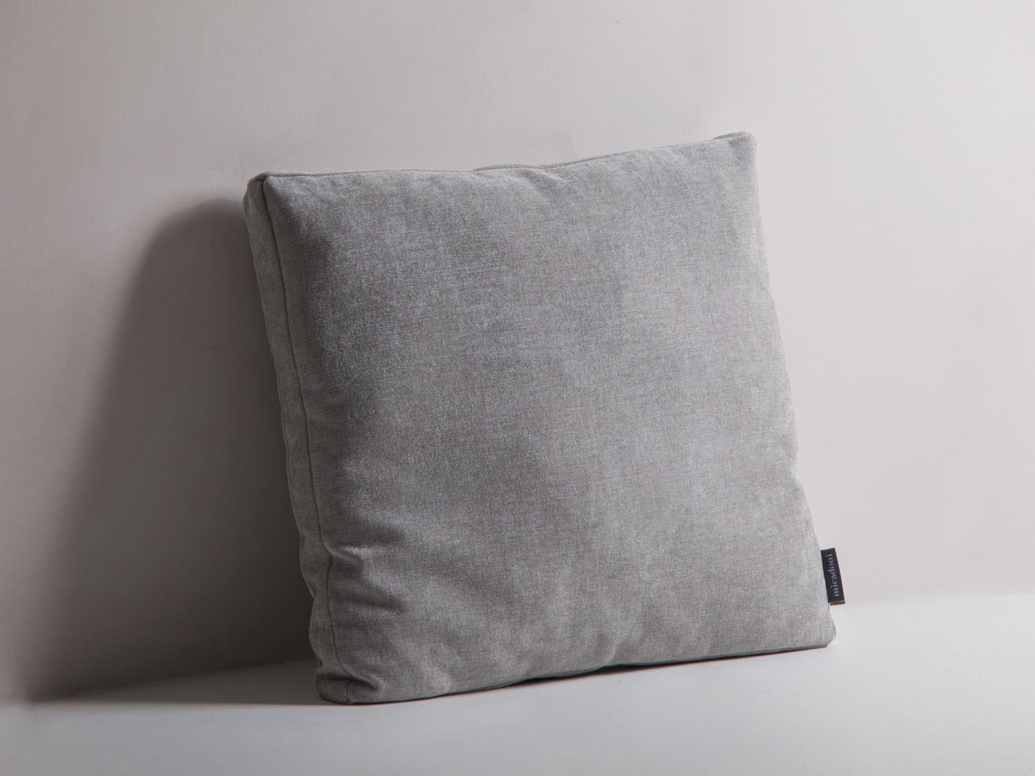 Elegantes Mono Pillow in hellem Grau von Micadoni, ideal für stilvolle Wohnräume. Perfekte Ergänzung für jedes Sofa oder Bett.