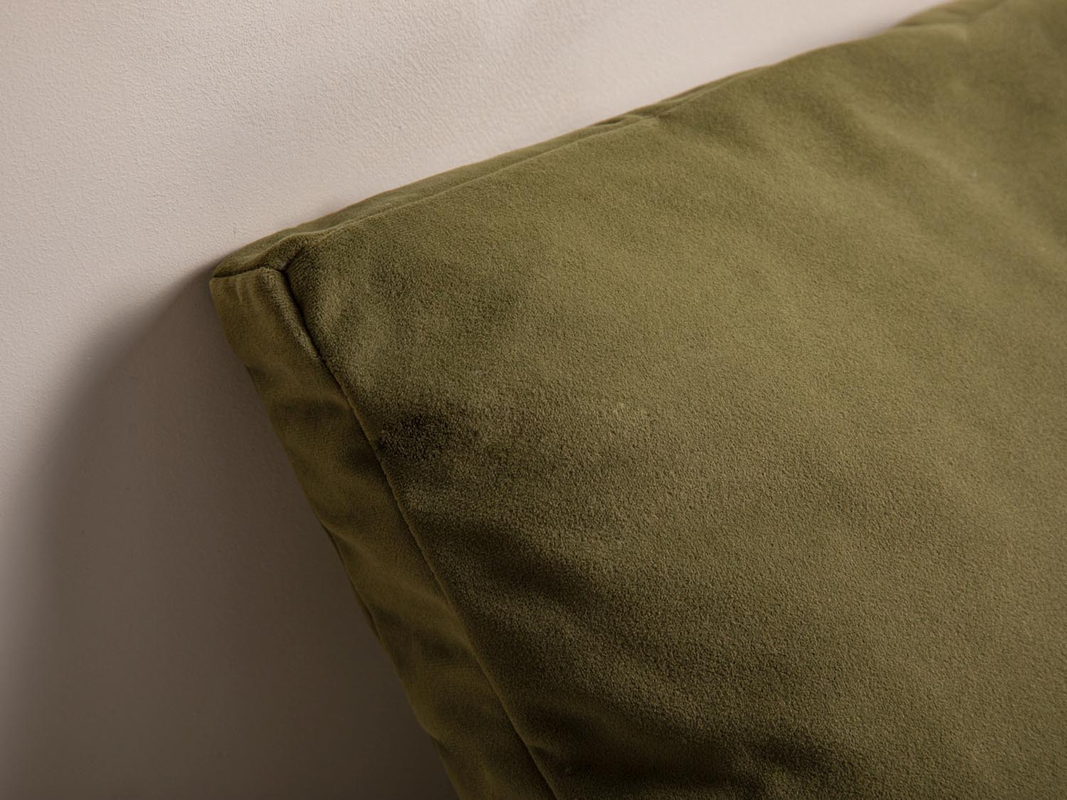 Mono Velour Pillow  in Green präsentiert im Onlineshop von KAQTU Design AG. Deko Kissen ist von Micadoni