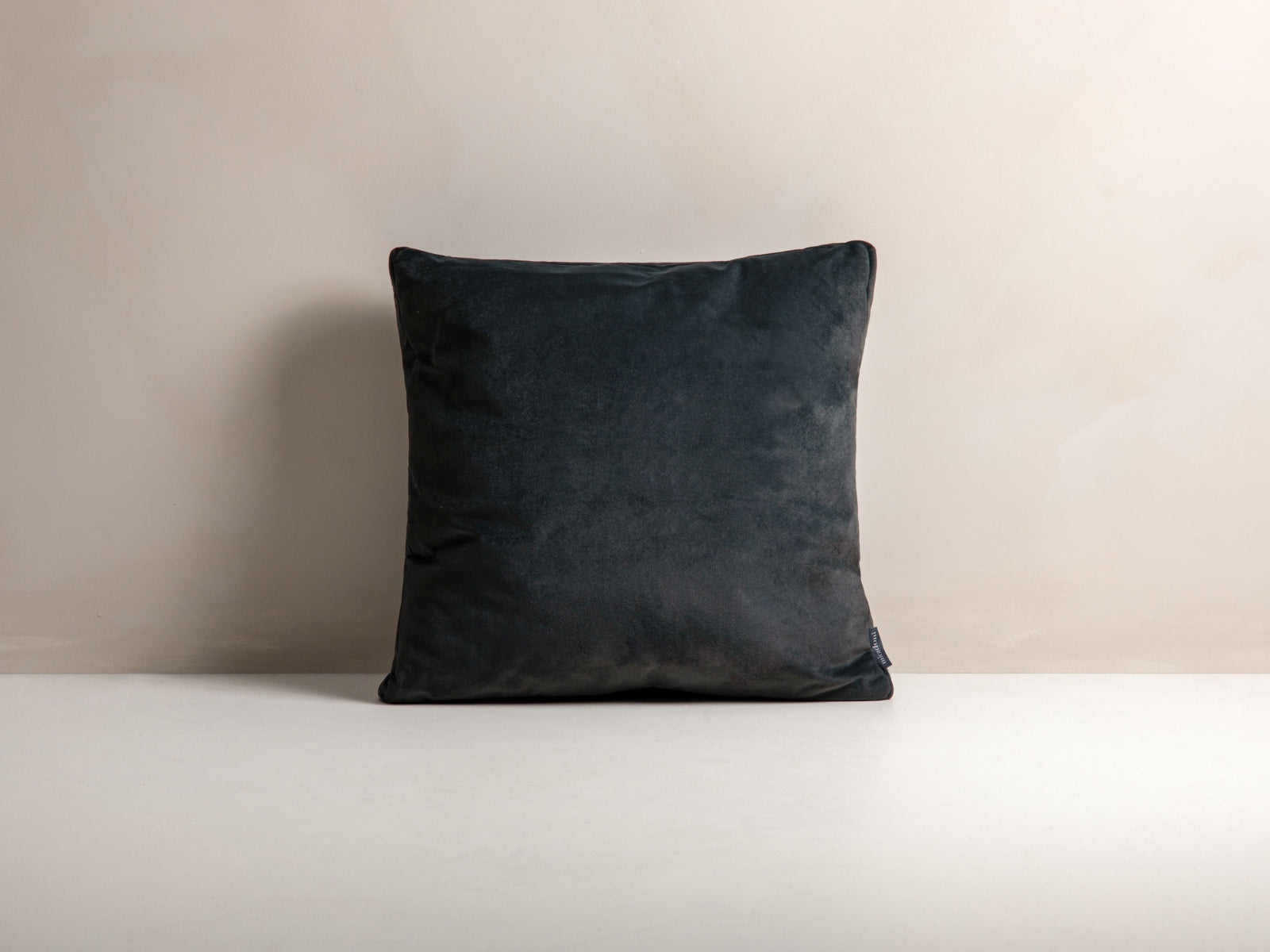 Mono Velour Pillow  in Dark Grey präsentiert im Onlineshop von KAQTU Design AG. Deko Kissen ist von Micadoni