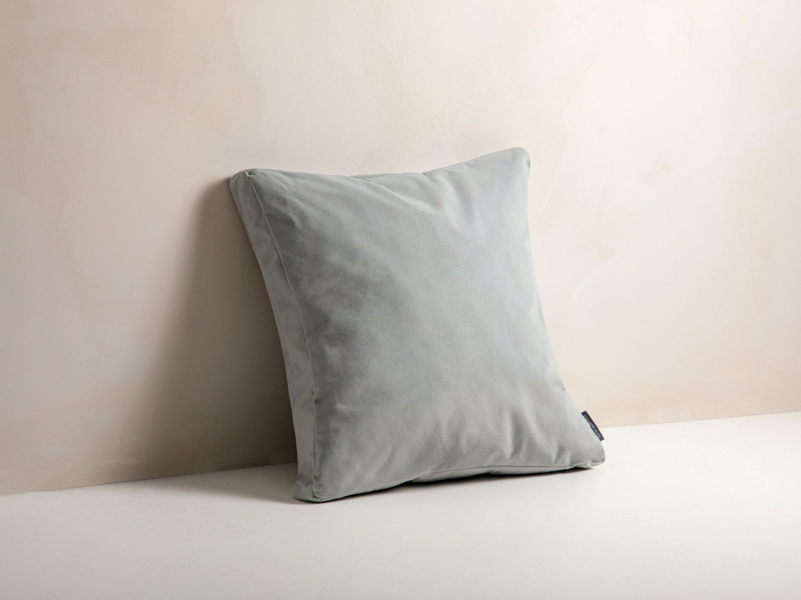 Elegantes Mono Velour Kissen in sanftem Grau, ideal für stilvolle Wohnräume. Hochwertiger Samt von Micadoni für zusätzlichen Komfort.