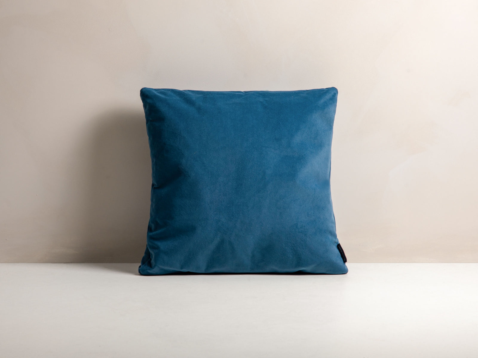 Mono Velour Pillow  in Blue präsentiert im Onlineshop von KAQTU Design AG. Deko Kissen ist von Micadoni