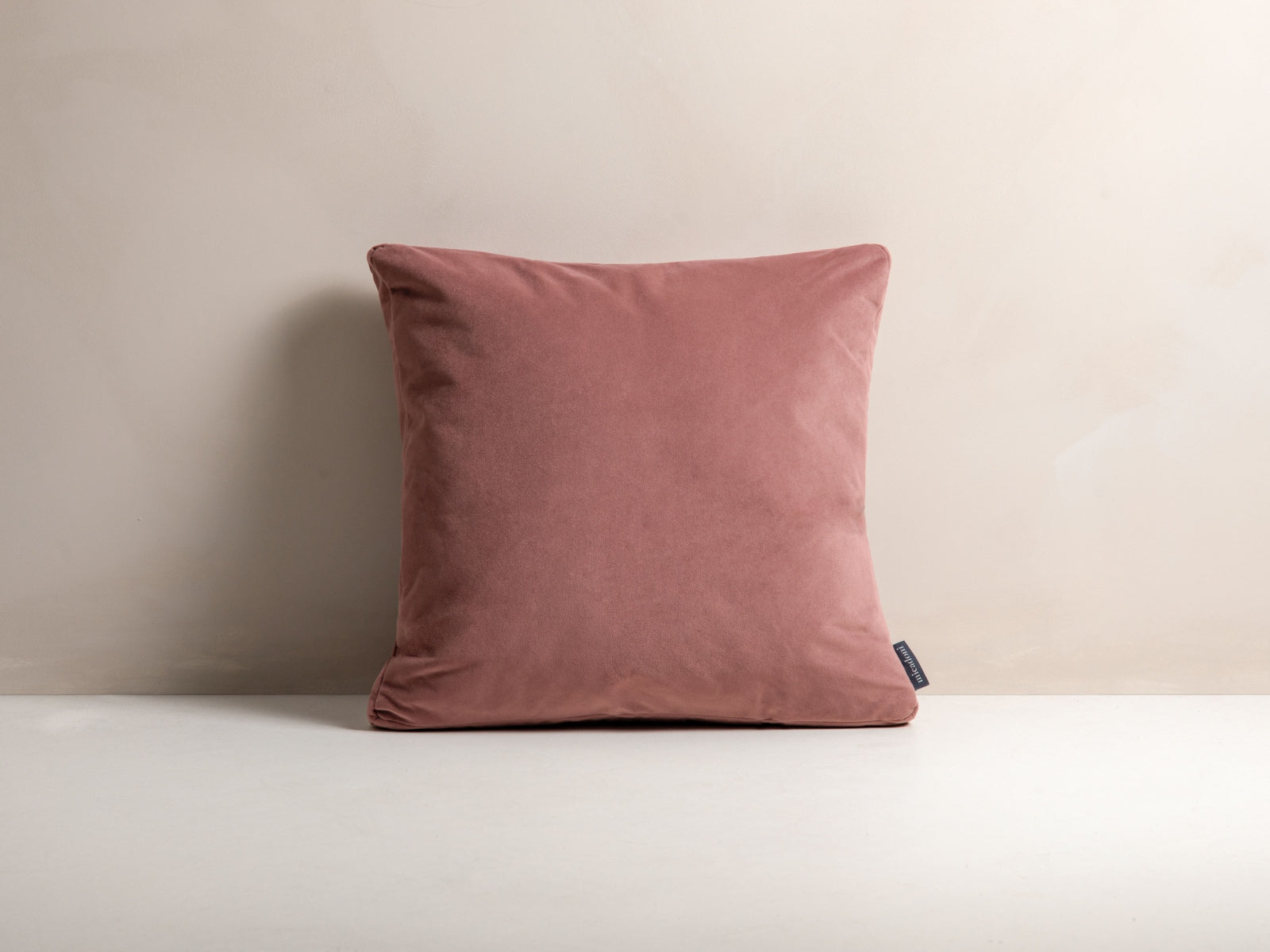 Mono Velour Pillow  in Pink präsentiert im Onlineshop von KAQTU Design AG. Deko Kissen ist von Micadoni