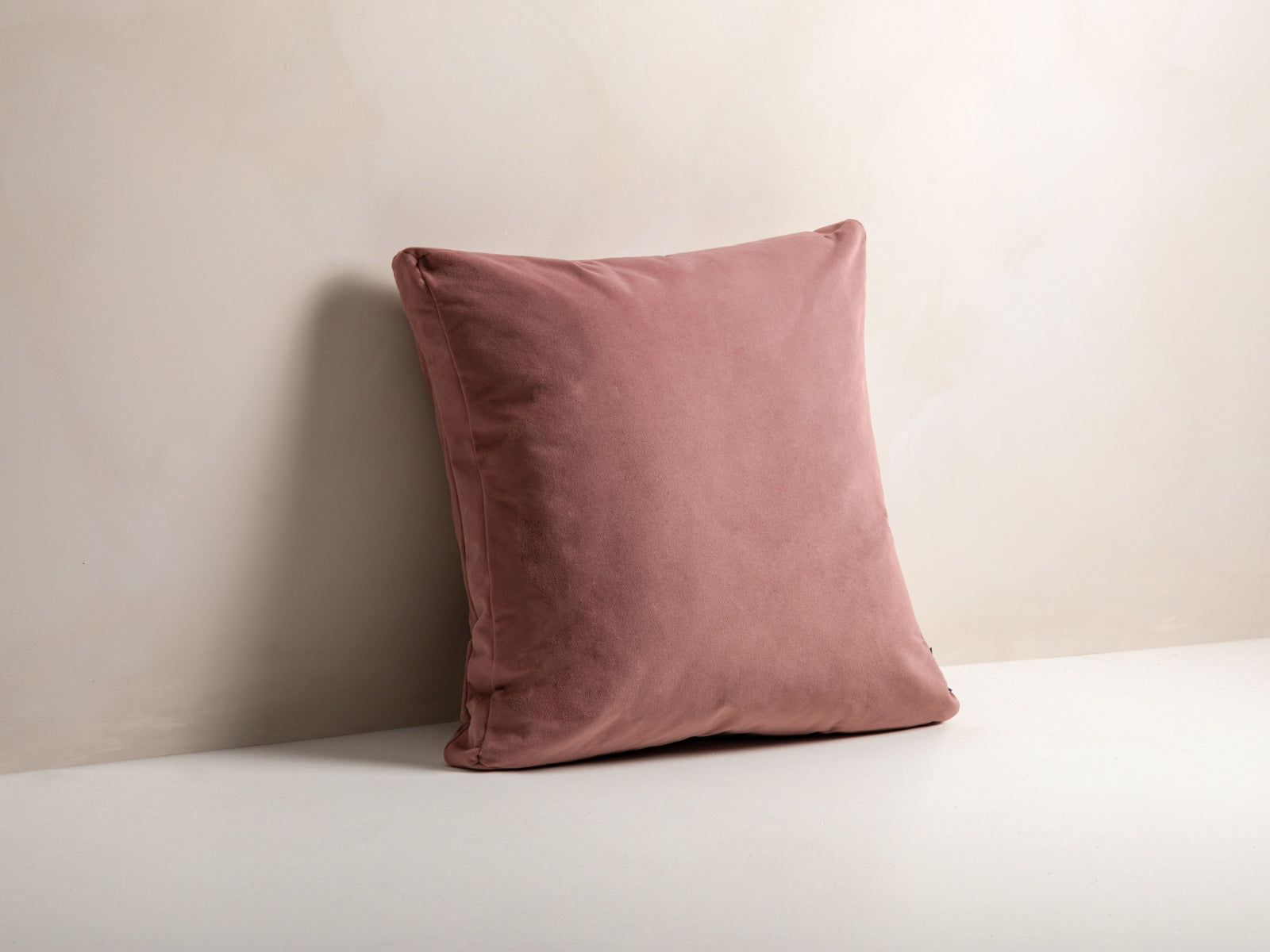Elegantes Mono Velour Kissen in sanftem Pink, ideal für stilvolle Wohnräume. Hochwertiger Samtstoff von Micadoni für besonderen Komfort.