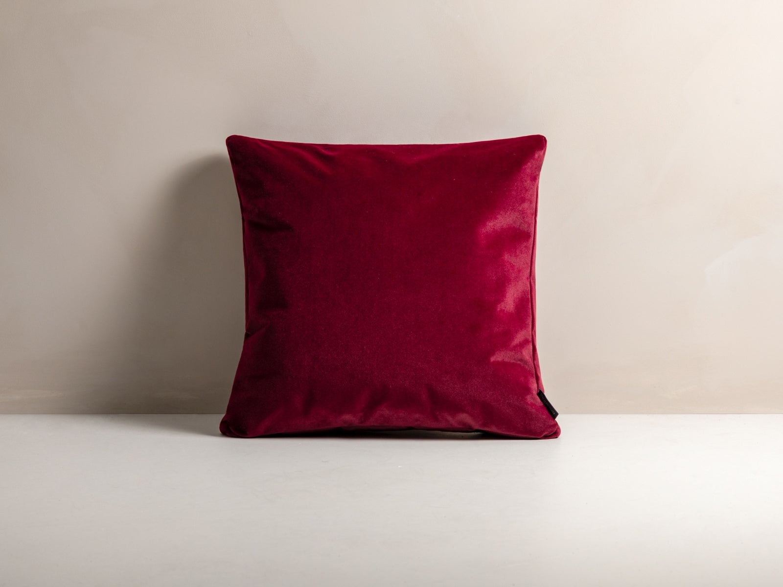 Mono Velour Pillow  in Dark Red präsentiert im Onlineshop von KAQTU Design AG. Deko Kissen ist von Micadoni