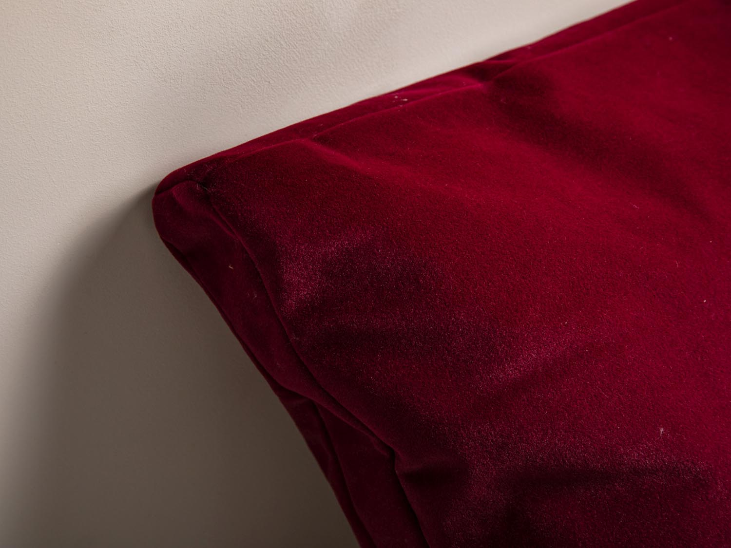 Luxuriöses Mono Velour Kissen in tiefem Rot, perfekt für eine elegante Wohnatmosphäre und als stilvolles Deko-Element.