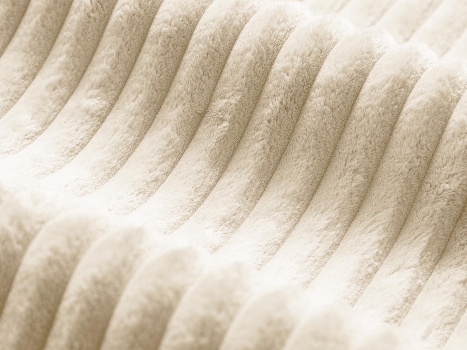 Martina Kissen  4cm in Light Beige präsentiert im Onlineshop von KAQTU Design AG. Deko Kissen ist von Micadoni