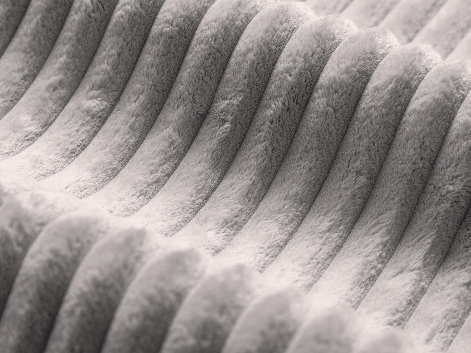 Martina Kissen  4cm in Light Grey präsentiert im Onlineshop von KAQTU Design AG. Deko Kissen ist von Micadoni