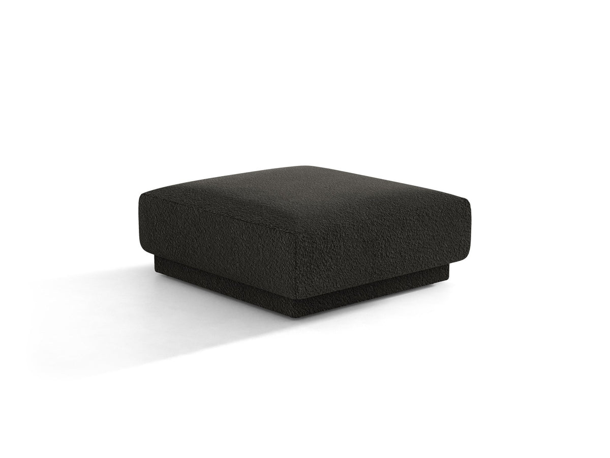 Dunkelbeiger Pouf Miley von Micadoni mit samtartigem Bluvel-Stoffbezug, quadratischer Form und kurzen Polypropylen-Beinen auf hellem Hintergrund