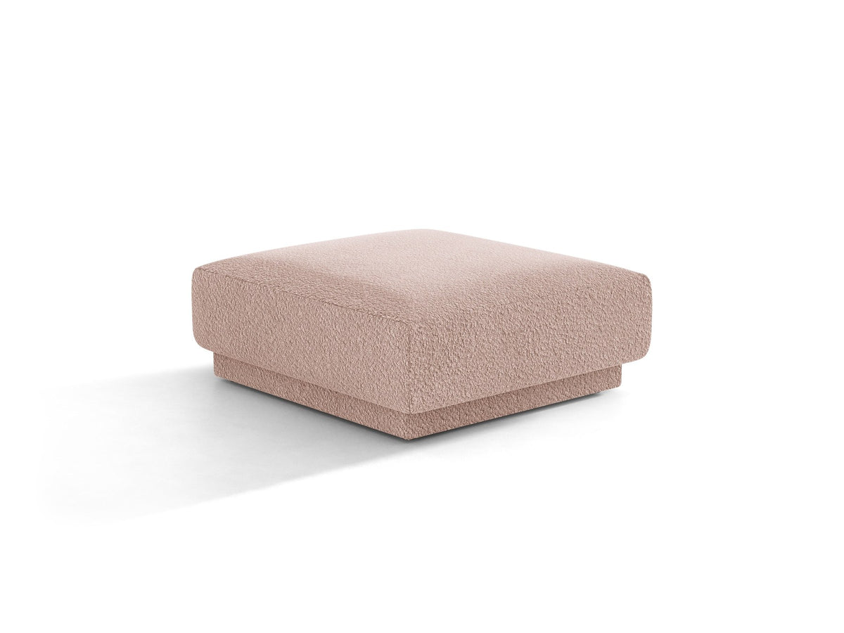 Dunkelbeiger Pouf Miley von Micadoni mit samtartigem Bluvel-Stoffbezug, quadratischer Form und kurzen Polypropylen-Beinen auf hellem Hintergrund