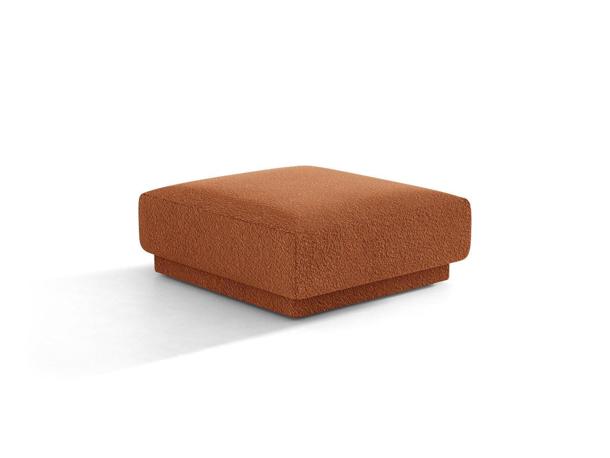Dunkelbeiger Pouf Miley von Micadoni mit samtartigem Bluvel-Stoffbezug, quadratischer Form und kurzen Polypropylen-Beinen auf hellem Hintergrund