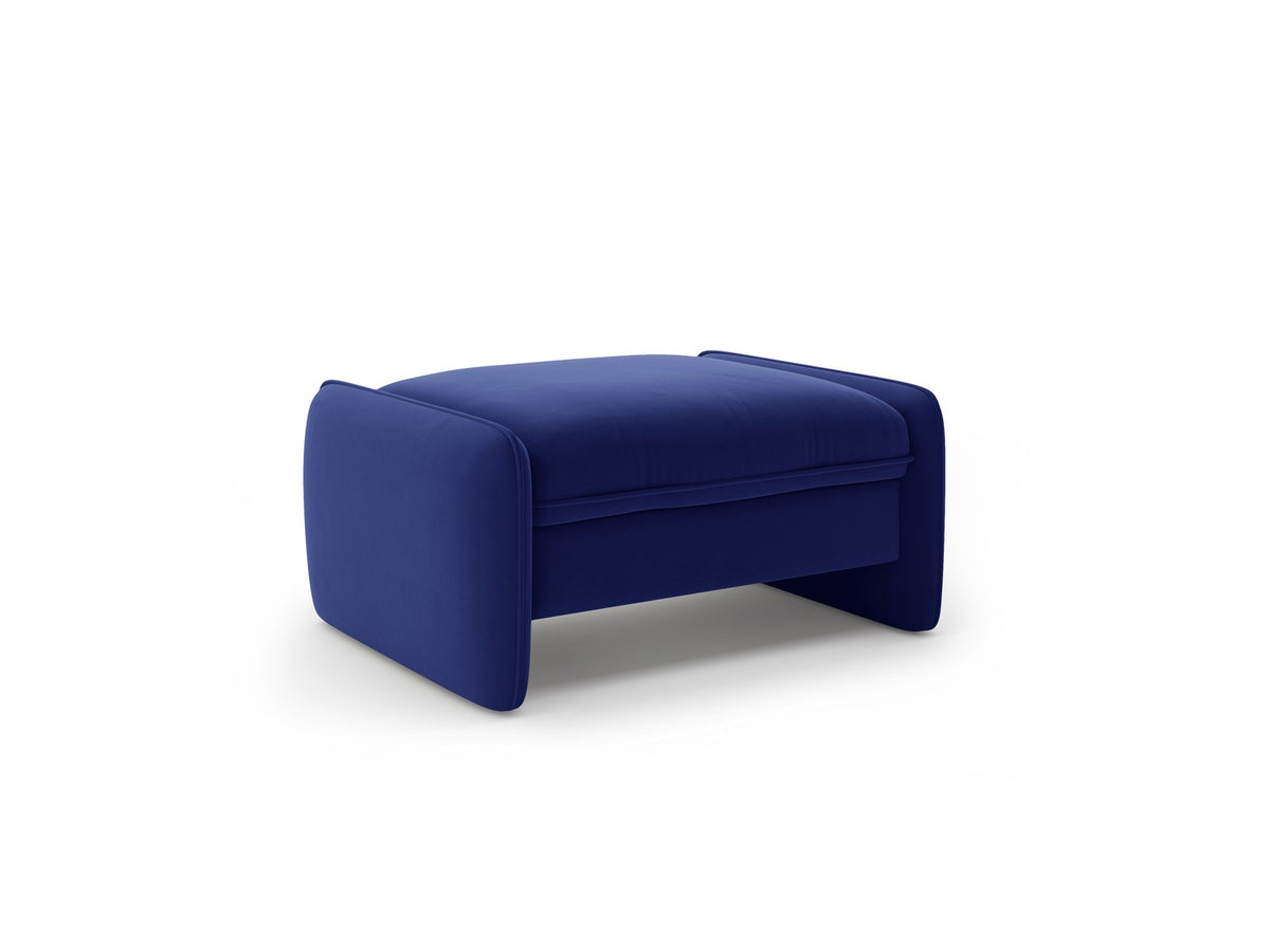 Kobaltblauer Pouf Georgia von Micadoni mit samtigem Stoffbezug, rechteckiger Form und niedrigen Kunststoffbeinen, freigestellt fotografiert.