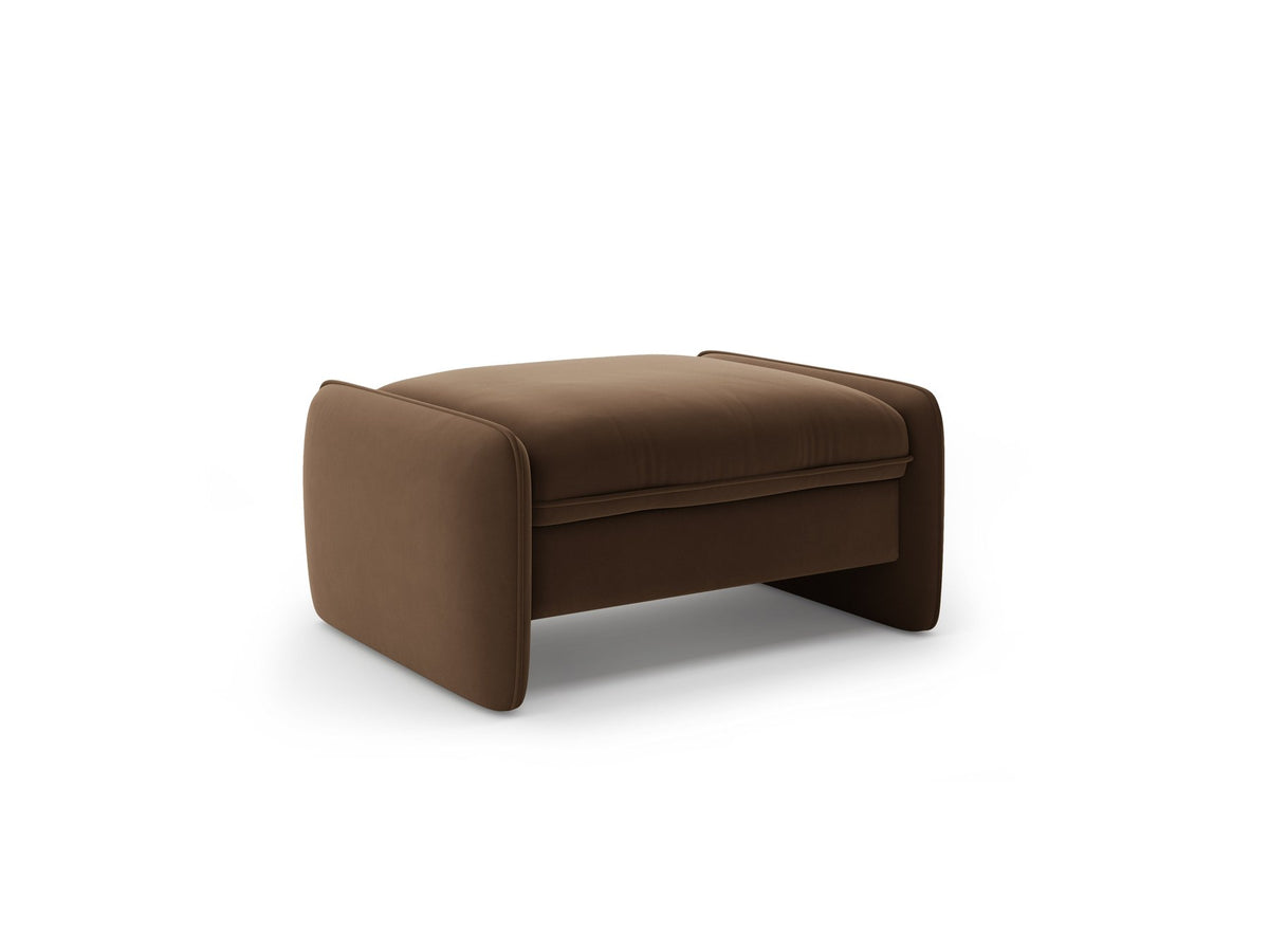 Kobaltblauer Pouf Georgia von Micadoni mit samtigem Stoffbezug, rechteckiger Form und niedrigen Kunststoffbeinen, freigestellt fotografiert.