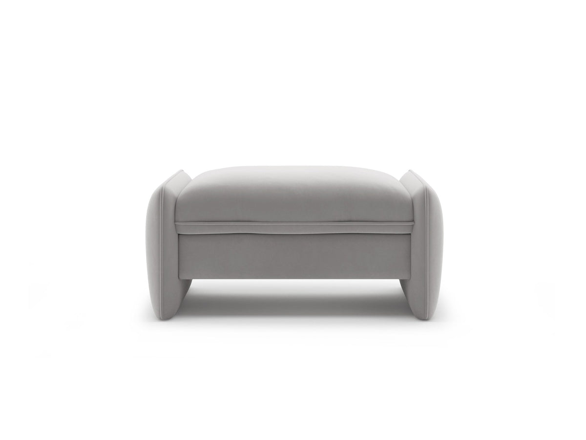 Kobaltblauer Pouf Georgia von Micadoni mit samtigem Stoffbezug, rechteckiger Form und niedrigen Kunststoffbeinen, freigestellt fotografiert.