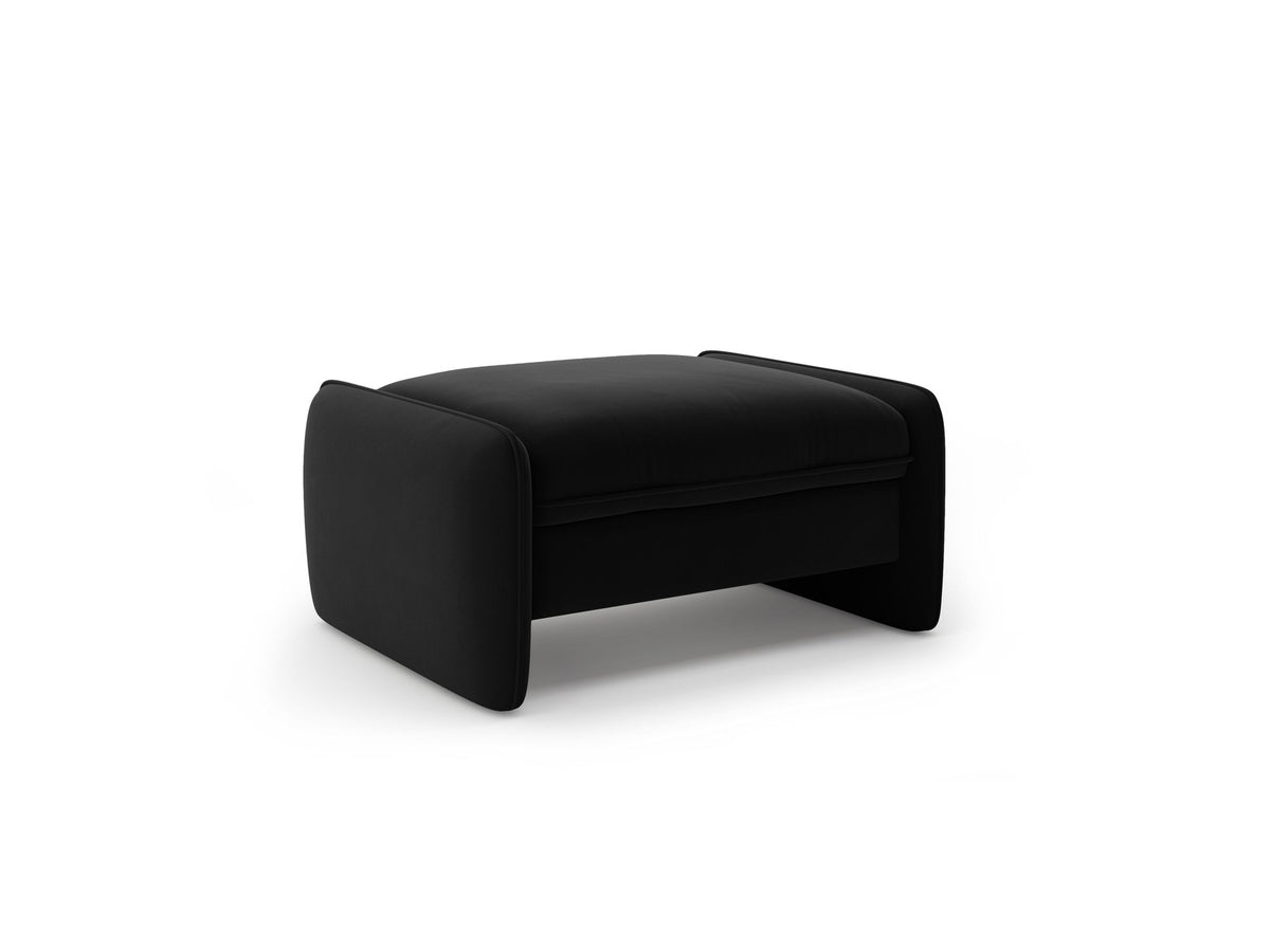 Kobaltblauer Pouf Georgia von Micadoni mit samtigem Stoffbezug, rechteckiger Form und niedrigen Kunststoffbeinen, freigestellt fotografiert.