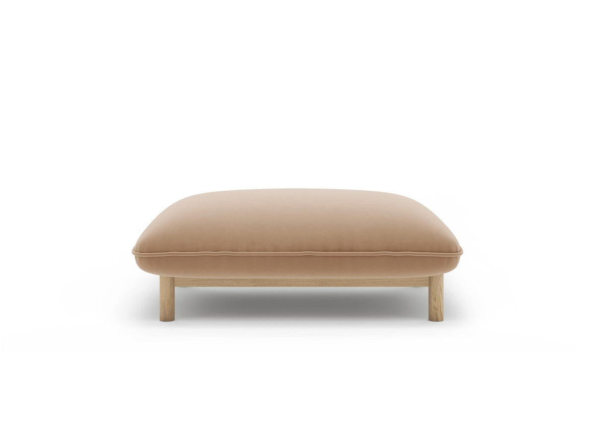 Pouf Ada von Micadoni in Mandel beige mit Casino-Veloursstoff, Holzbeinen und runder, gepolsterter Sitzfläche.