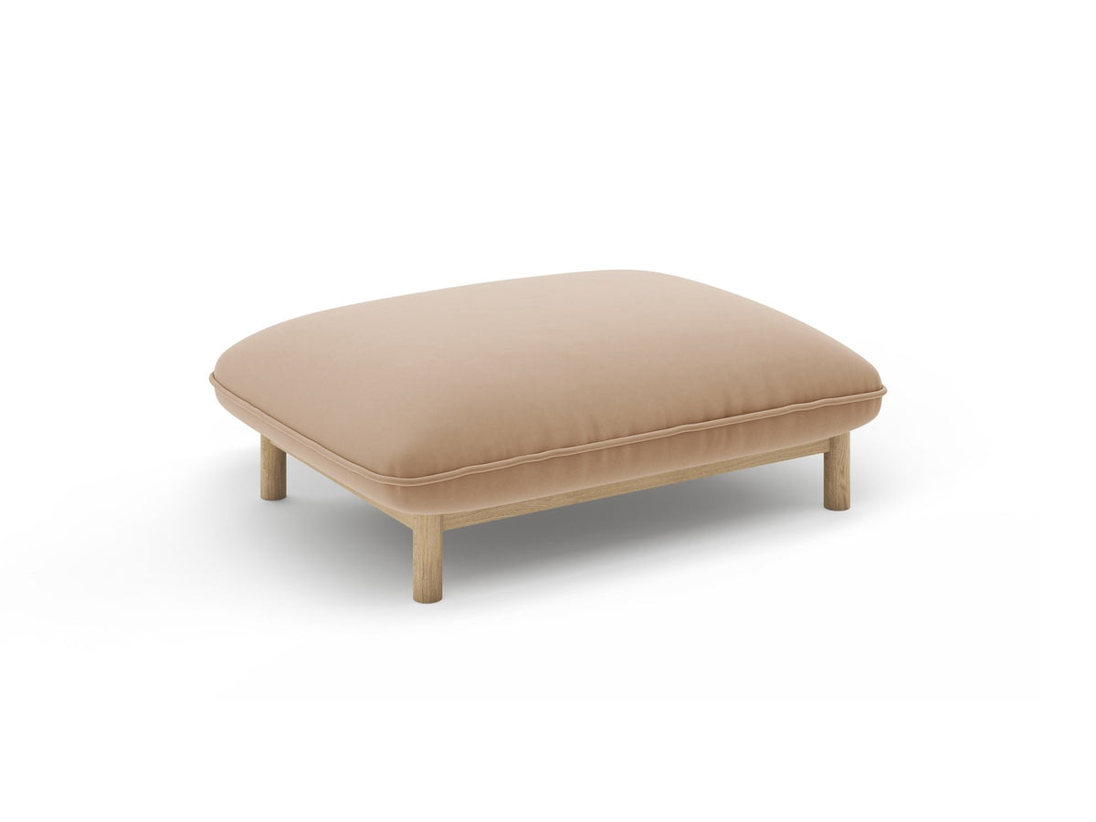 Pouf Ada von Micadoni in Mandel beige mit Casino-Veloursstoff, Holzbeinen und runder, gepolsterter Sitzfläche.
