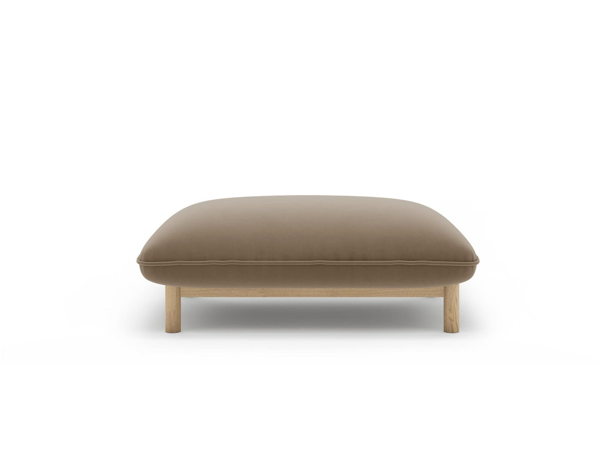 Pouf Ada von Micadoni in Mandel beige mit Casino-Veloursstoff, Holzbeinen und runder, gepolsterter Sitzfläche.
