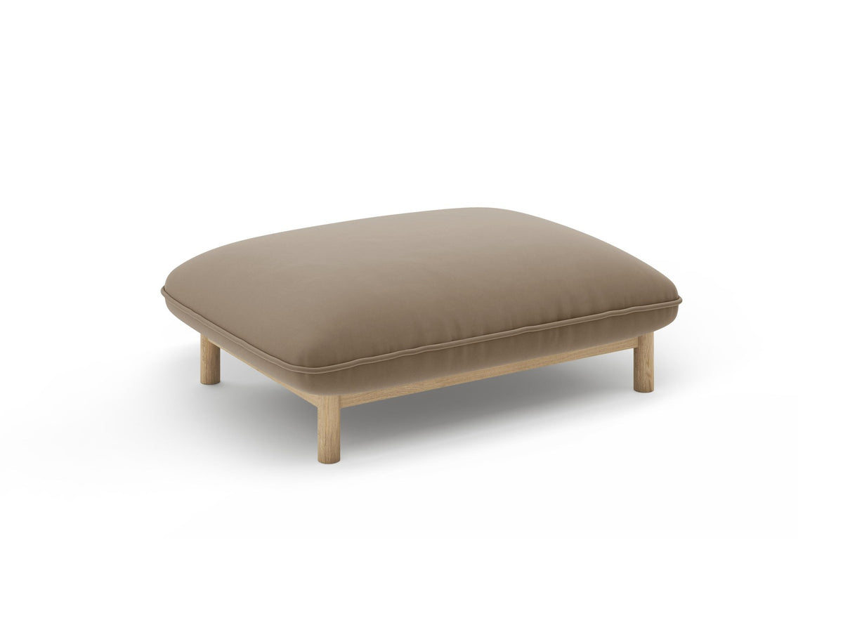Pouf Ada von Micadoni in Mandel beige mit Casino-Veloursstoff, Holzbeinen und runder, gepolsterter Sitzfläche.