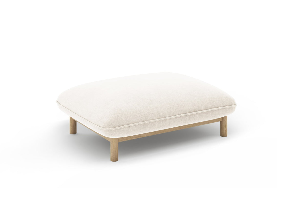 Pouf Ada von Micadoni in Mandel beige mit Casino-Veloursstoff, Holzbeinen und runder, gepolsterter Sitzfläche.