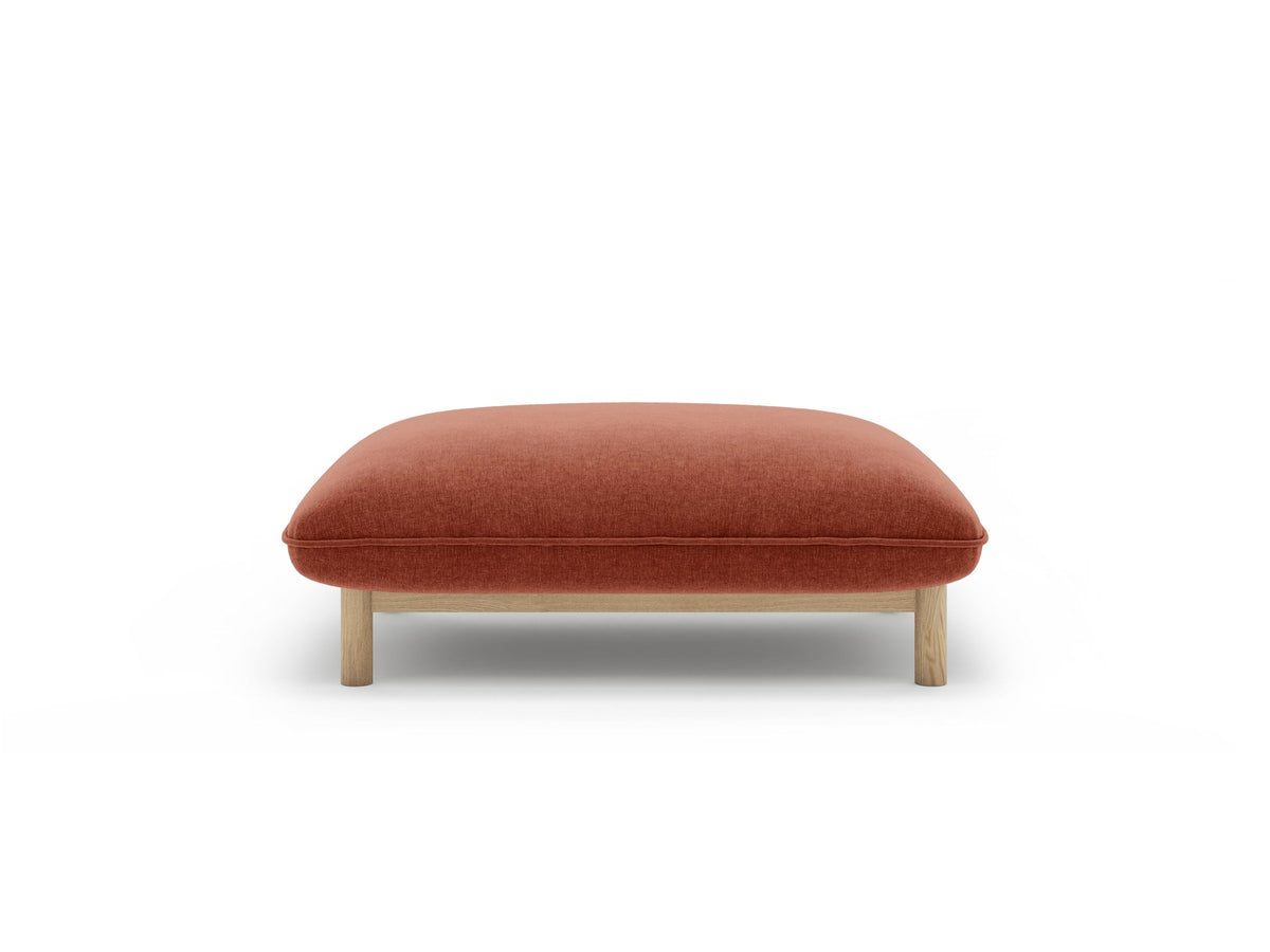 Pouf Ada von Micadoni in Mandel beige mit Casino-Veloursstoff, Holzbeinen und runder, gepolsterter Sitzfläche.