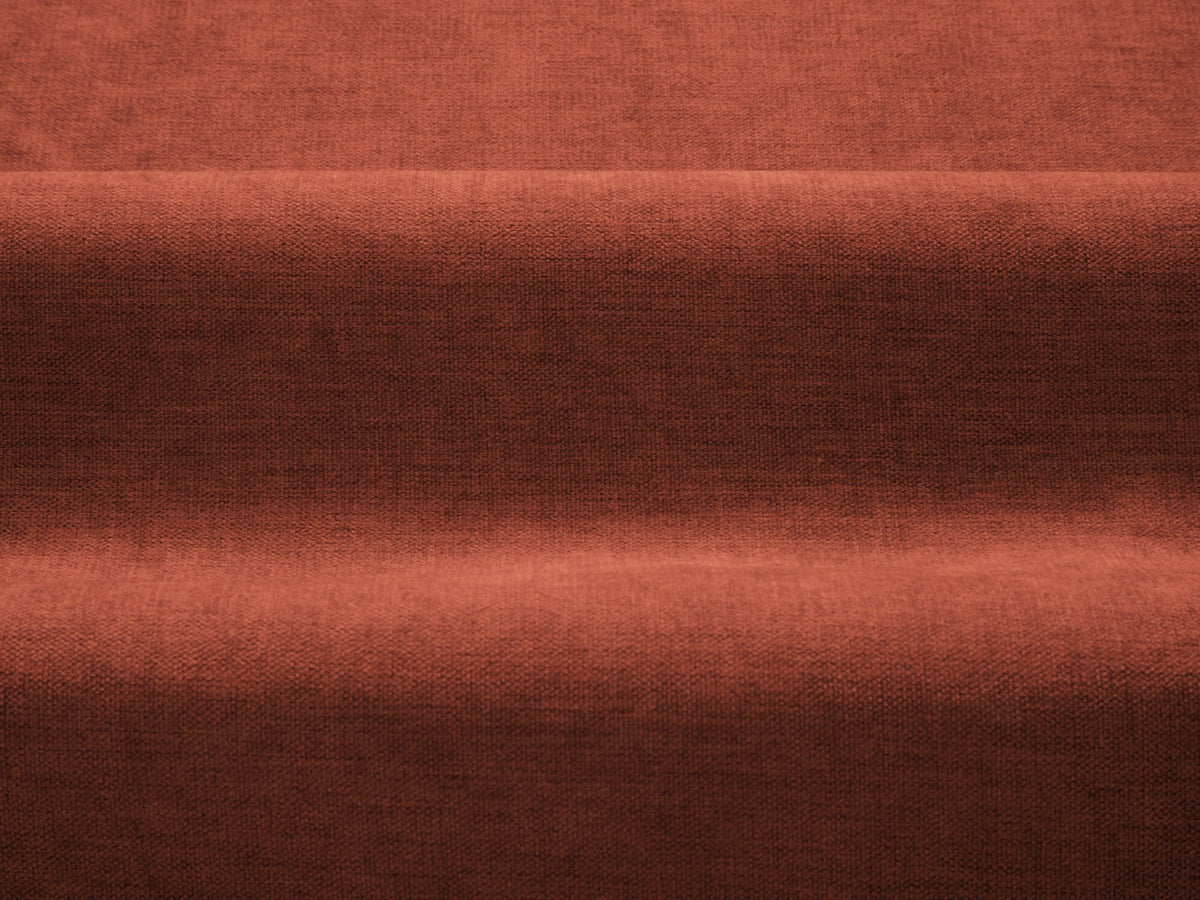 Pouf Ada von Micadoni in Mandel beige mit Casino-Veloursstoff, Holzbeinen und runder, gepolsterter Sitzfläche.