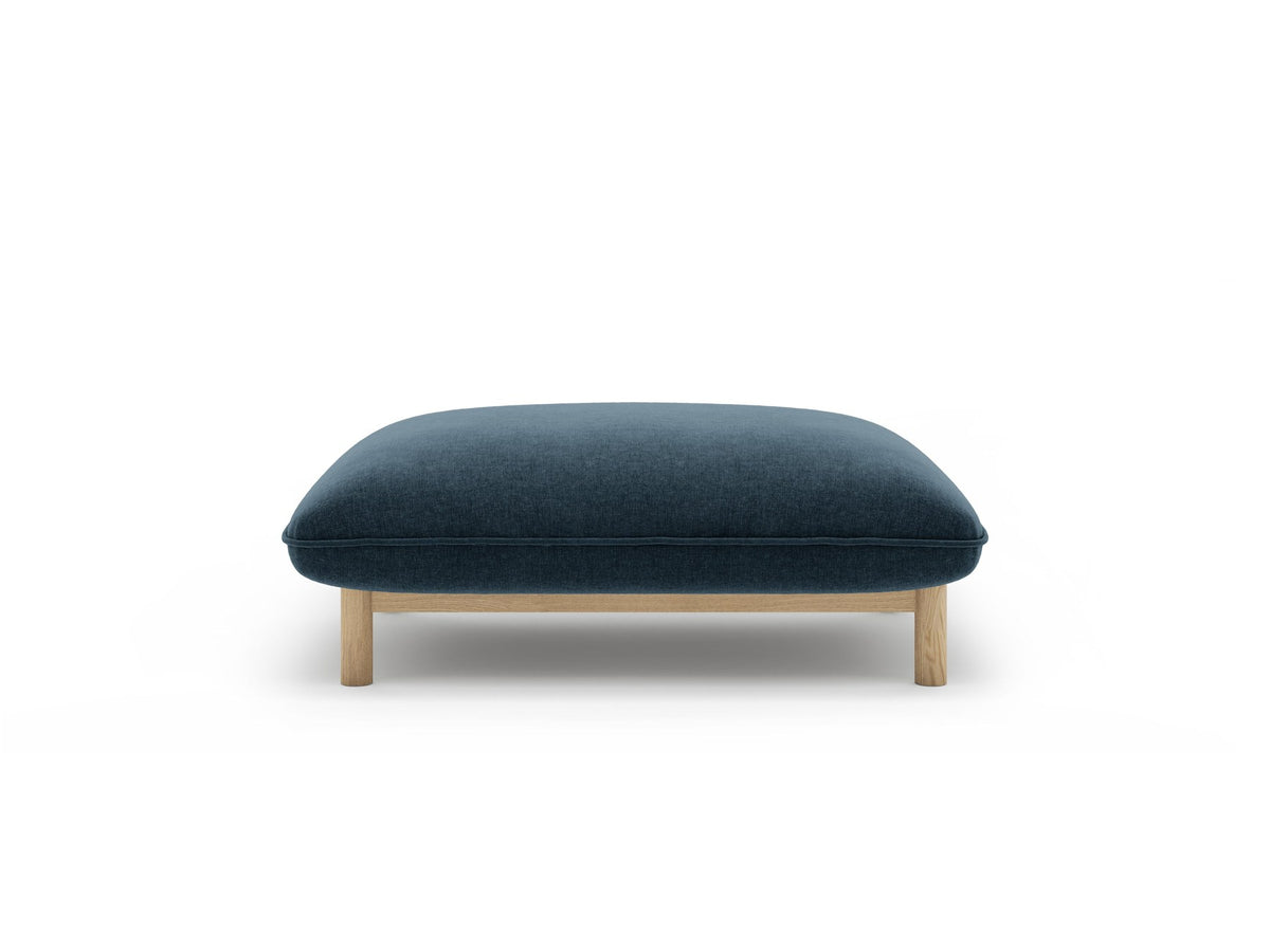 Pouf Ada von Micadoni in Mandel beige mit Casino-Veloursstoff, Holzbeinen und runder, gepolsterter Sitzfläche.
