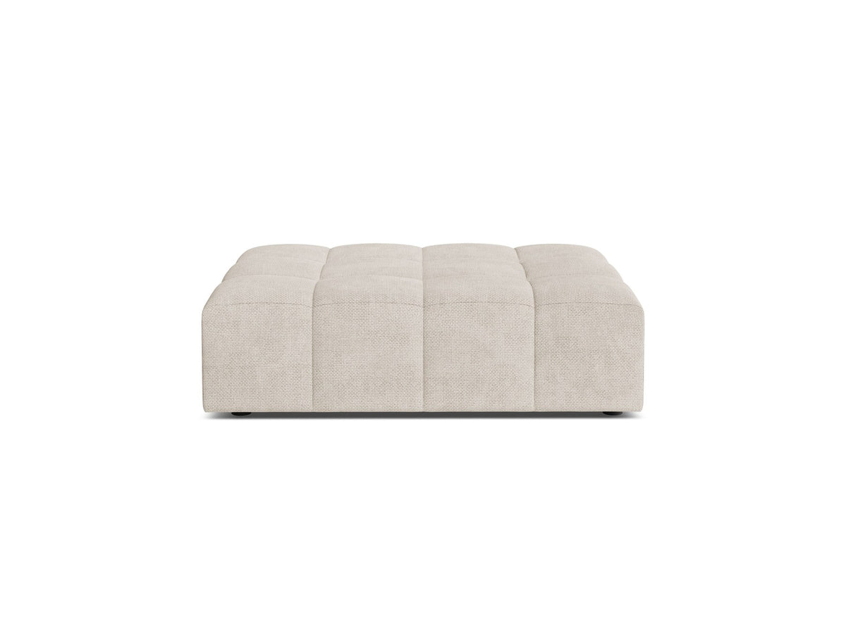 Beiger Pouf Jennifer von Micadoni mit Bluvel-Stoffbezug und schwarzen Kunststoffbeinen, Masse 102 x 84 x 42 cm, freigestellt fotografiert.