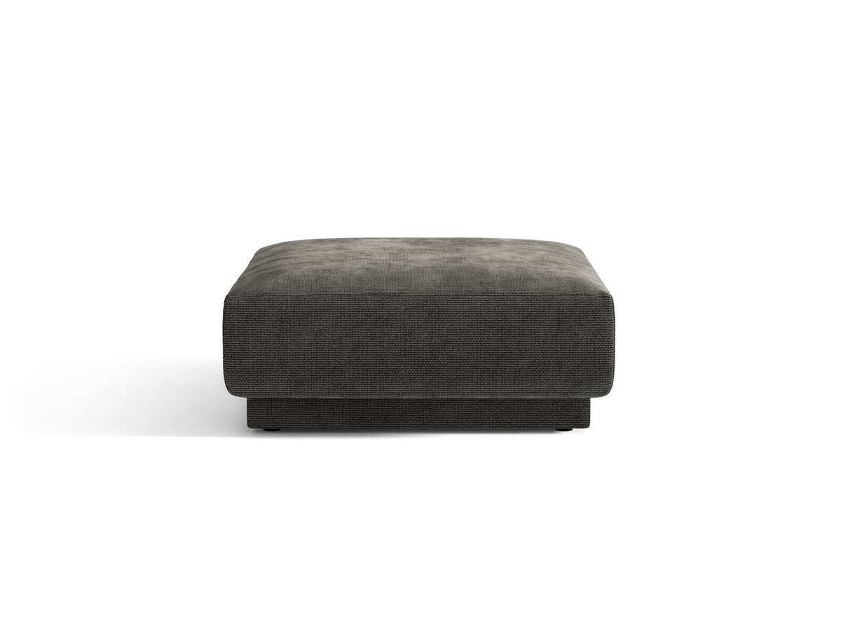 Dunkelbeiger Pouf Miley von Micadoni mit samtartigem Bluvel-Stoffbezug, quadratischer Form und kurzen Polypropylen-Beinen auf hellem Hintergrund