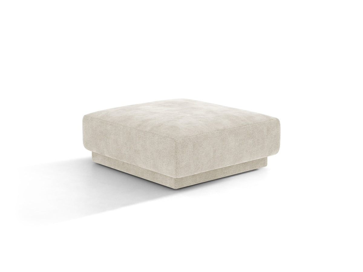 Dunkelbeiger Pouf Miley von Micadoni mit samtartigem Bluvel-Stoffbezug, quadratischer Form und kurzen Polypropylen-Beinen auf hellem Hintergrund