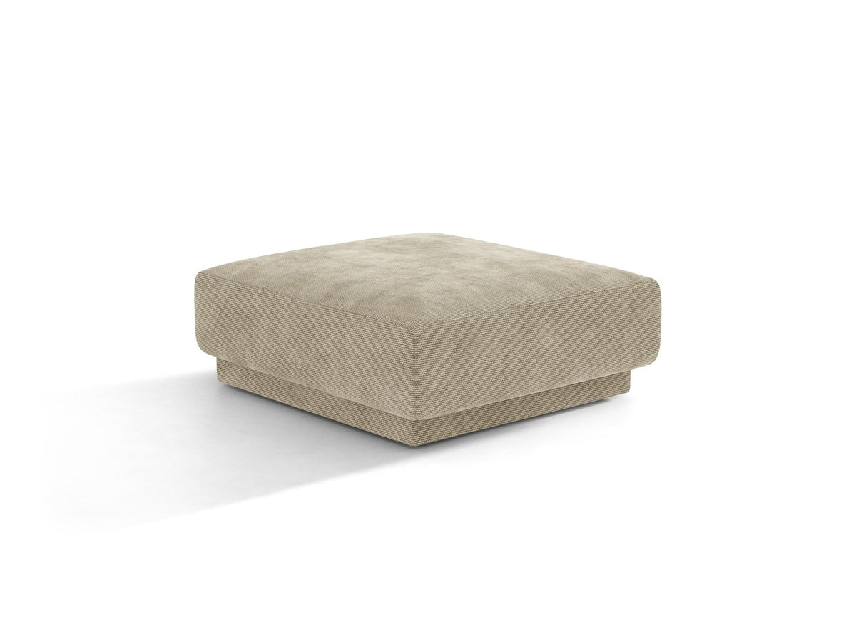 Dunkelbeiger Pouf Miley von Micadoni mit samtartigem Bluvel-Stoffbezug, quadratischer Form und kurzen Polypropylen-Beinen auf hellem Hintergrund