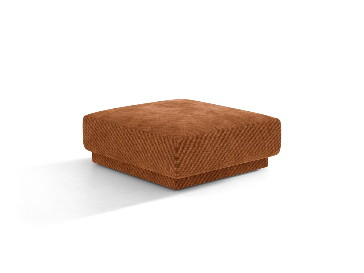 Dunkelbeiger Pouf Miley von Micadoni mit samtartigem Bluvel-Stoffbezug, quadratischer Form und kurzen Polypropylen-Beinen auf hellem Hintergrund