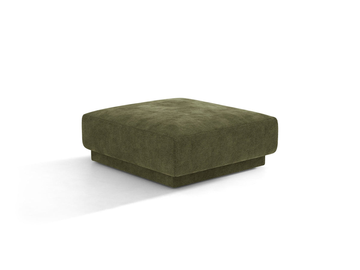 Dunkelbeiger Pouf Miley von Micadoni mit samtartigem Bluvel-Stoffbezug, quadratischer Form und kurzen Polypropylen-Beinen auf hellem Hintergrund