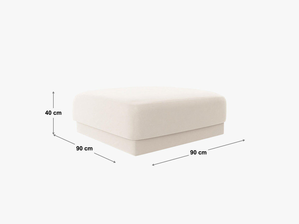 Dunkelbeiger Pouf Miley von Micadoni mit samtartigem Bluvel-Stoffbezug, quadratischer Form und kurzen Polypropylen-Beinen auf hellem Hintergrund