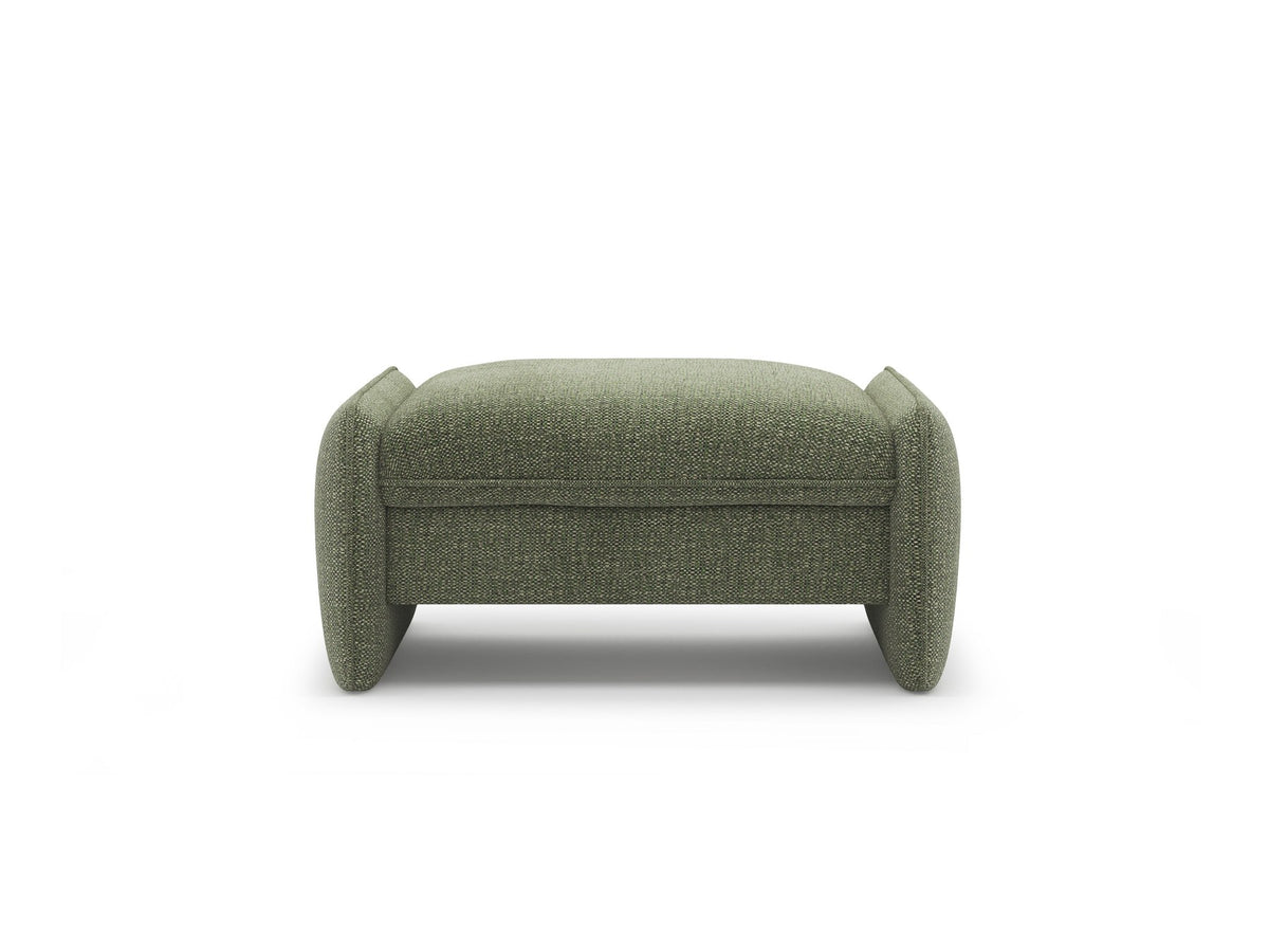 Kobaltblauer Pouf Georgia von Micadoni mit samtigem Stoffbezug, rechteckiger Form und niedrigen Kunststoffbeinen, freigestellt fotografiert.