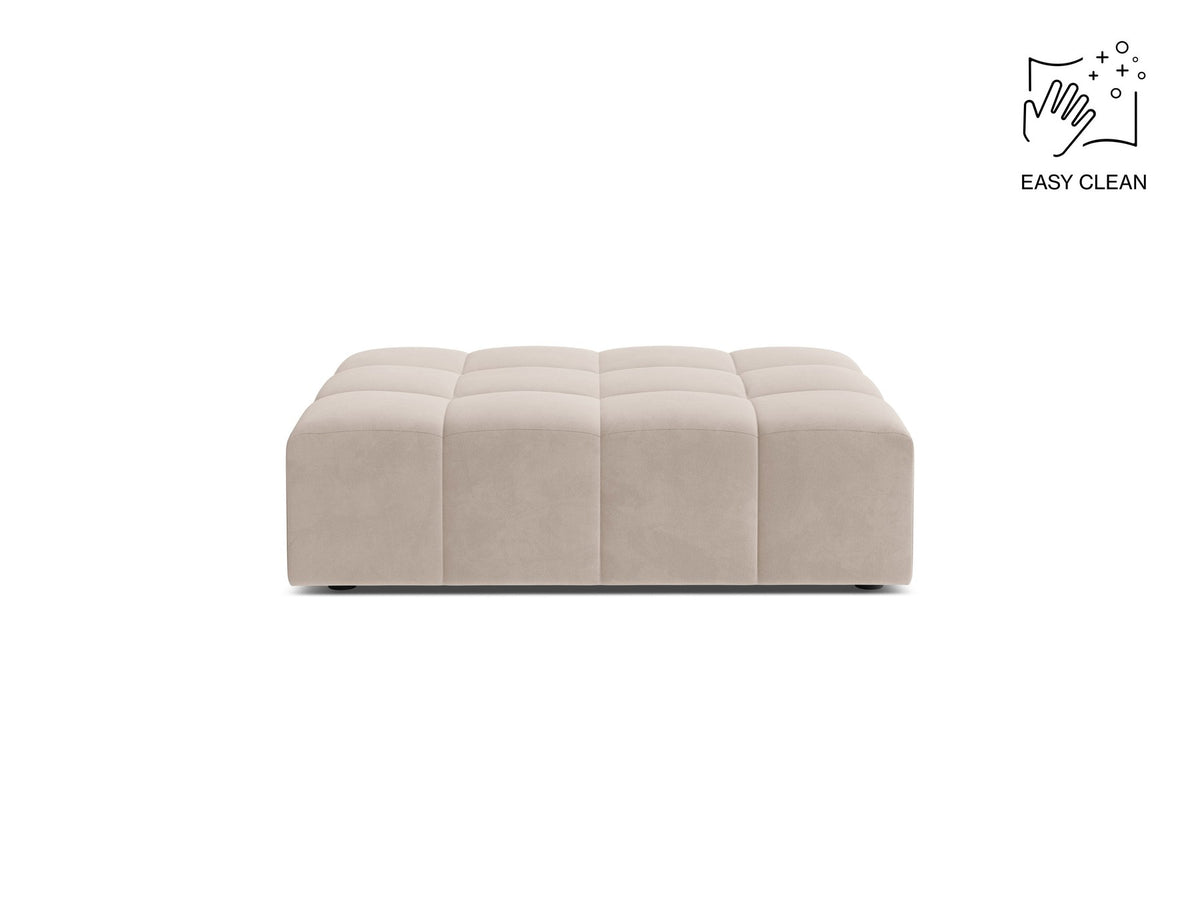 Beiger Pouf Jennifer von Micadoni mit Bluvel-Stoffbezug und schwarzen Kunststoffbeinen, Masse 102 x 84 x 42 cm, freigestellt fotografiert.
