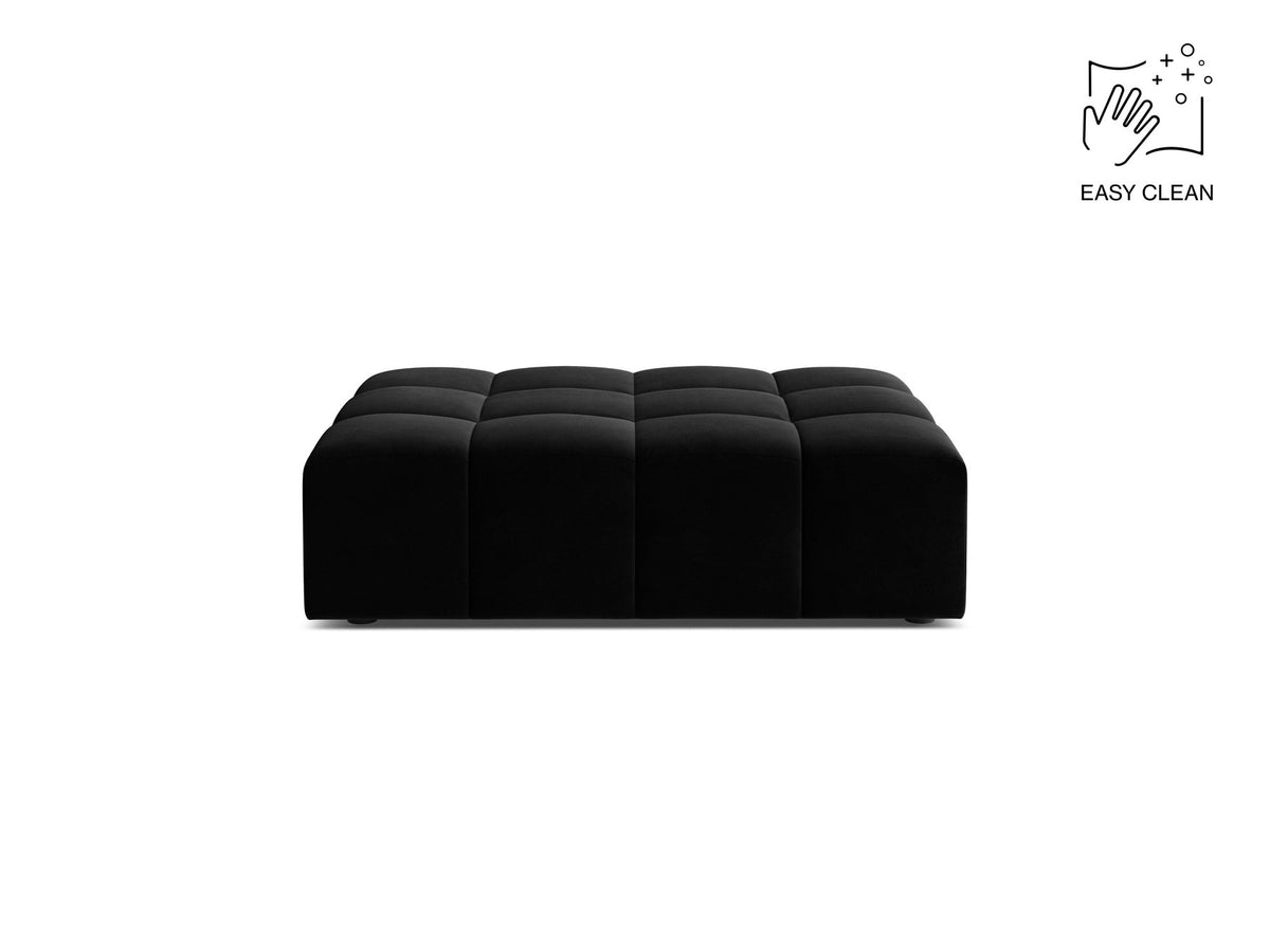 Beiger Pouf Jennifer von Micadoni mit Bluvel-Stoffbezug und schwarzen Kunststoffbeinen, Masse 102 x 84 x 42 cm, freigestellt fotografiert.