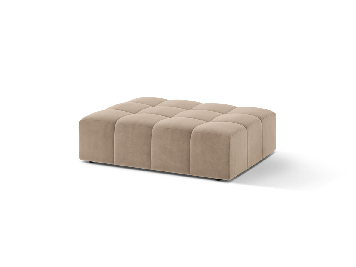 Beiger Pouf Jennifer von Micadoni mit Bluvel-Stoffbezug und schwarzen Kunststoffbeinen, Masse 102 x 84 x 42 cm, freigestellt fotografiert.