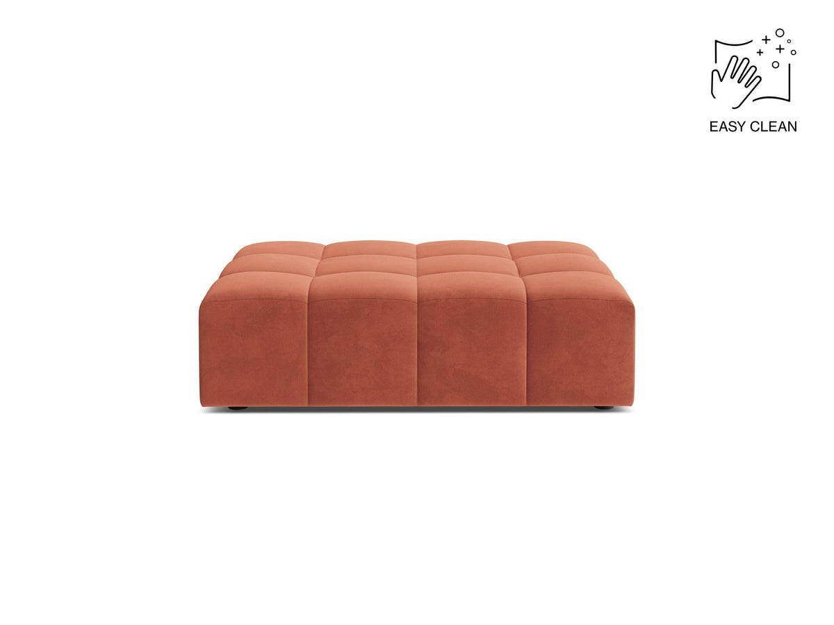 Beiger Pouf Jennifer von Micadoni mit Bluvel-Stoffbezug und schwarzen Kunststoffbeinen, Masse 102 x 84 x 42 cm, freigestellt fotografiert.