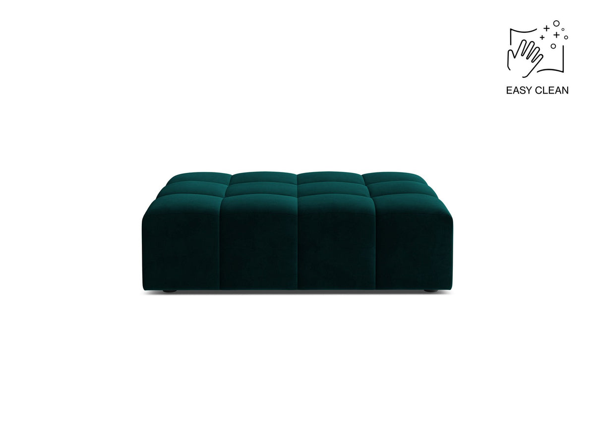 Beiger Pouf Jennifer von Micadoni mit Bluvel-Stoffbezug und schwarzen Kunststoffbeinen, Masse 102 x 84 x 42 cm, freigestellt fotografiert.